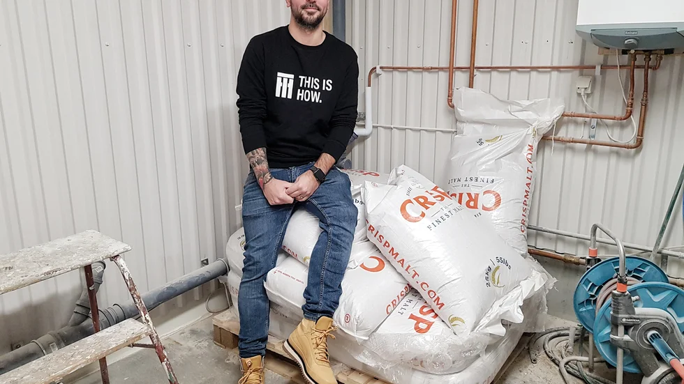 "Vi känner inte av dyrare kornmalt så mycket, men etiketterna och kartongerna har ökat i pris. Även transportkostnaderna på grund av dyrt bränsle", säger Gustaf Ahlin, ölchef på This Is How.