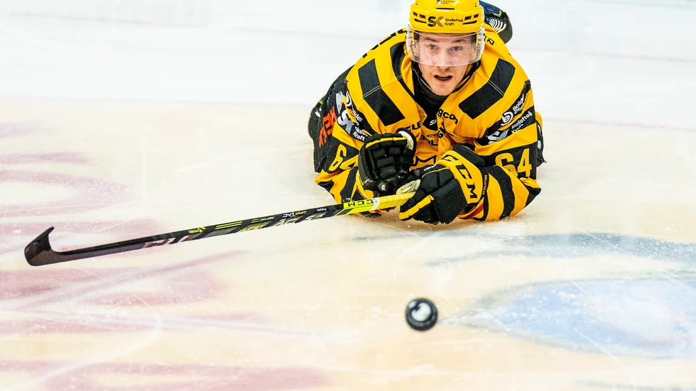 Jonathan Pudas ligger med sina 38 poäng på 34 matcher fyra i SHL:s poängliga. Nästabästa poängplockare bland backarna är Rögles Lukas Ekeståhl-Jonsson, som har 26 poäng. Men nu missar AIK-backen sex SHL-matcher. 