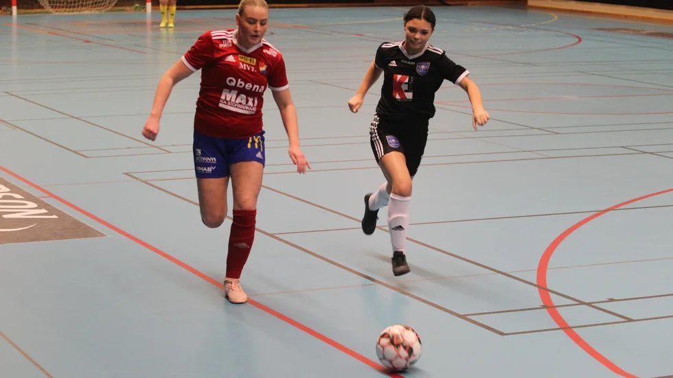 Lina Samuelsson, nummer 21 som är ny från Mjölby FC, gjorde fyra mål när Borens IK vann mot Skärblacka med 10-0. Nu blir det seriefinal mot Ljungsbro på måndag kväll i Linköping.