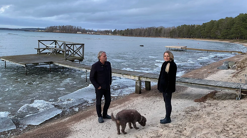Henrik Brandes och Lana Brunell ägen en av stugorna vid Pariserviken, något de är tacksamma för men önskar samtidigt att frågorna om bryggor och ägandeskap kunde redas ut någon gång.