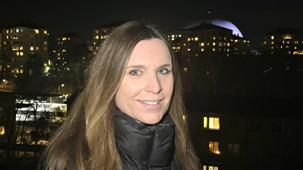 Charlotte Berg lever i Stockholm och arbetar som musikpadagog, trots att en tumör tog hörseln på hennes ena öra. Inom sig känner hon en ständig längtan hem till Gotland.