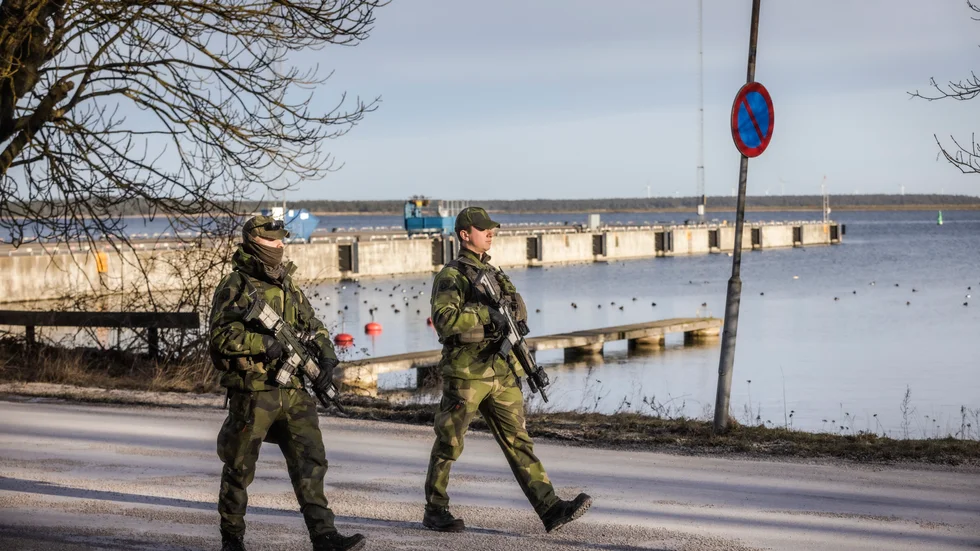 "På Gotland vimlar det ofta av Natos närvaro med krigsmaskiner och soldater. Vi svenska folket ska skrämmas från vettet så att vi ska tro att vi behöver vara med i Nato för att vara säkra för hotet från Ryssland", skriver insändarskribenten. (Arkivbild)