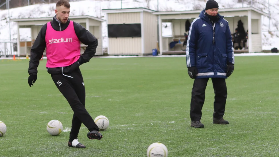 Aldin Aljic från Assyriska Norrköping kan vara en av spelarna på väg in i Värmbols FC, här tillsammans med tränaren Håkan "Vargen" Andersson.