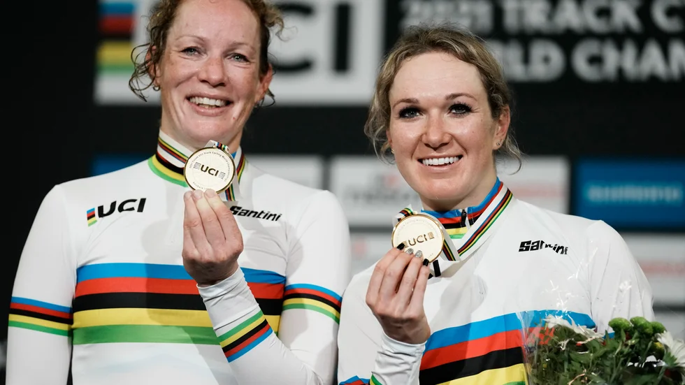 Kirsten Wild, till vänster och Amy Pieters, till höger, efter det tredje raka VM-guldet i grenen Madison i oktober.