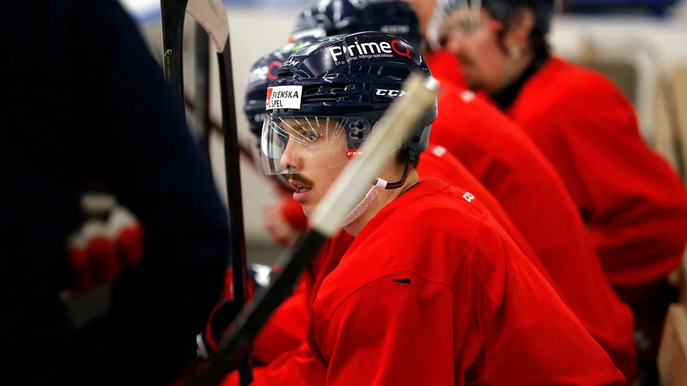 Jaakko Lantta har odlat en ganska ordentlig mustasch. På onsdagen begår han VIK-debut när laget gästar HV71.