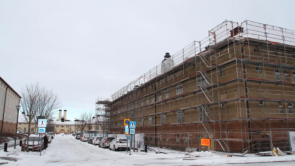 En av kasernerna på gamla P10 byggs nu om till hyreslägenheter.