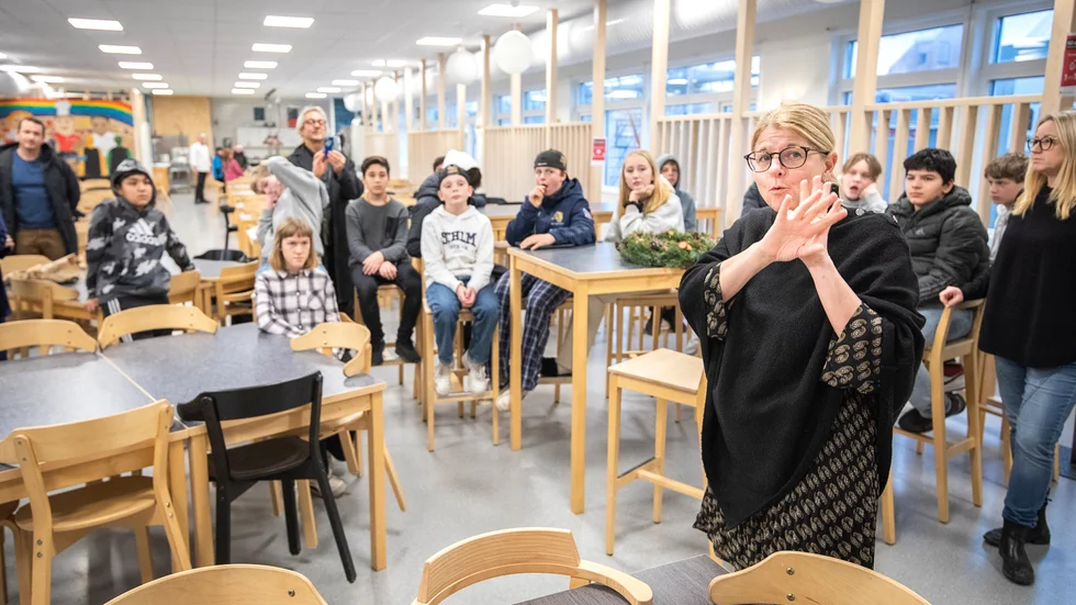 Invigningstalaren Sabine Andersson Buskas, biträdande rektor vid Södervärnskolan, tycker att lokalen fått ett lyft tack vare konstverket.  
