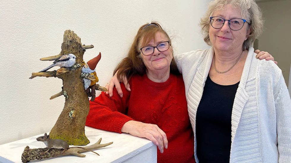 Keramikern Gun Jaensson från Fjärdhundra ställer ut hos  IngaLena Boman på Galleri Ester. Skogens djur, små vättar och en och annan invånare från savannen finns med på utställningen.