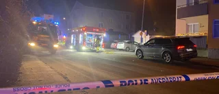 Brand i flerfamiljshus i Enköping – rökdykare på plats