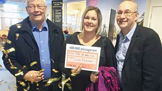 Jubilaren. Lisa Backman uppvaktas av Bert Öhlund (t v) och Robert Lindberg.