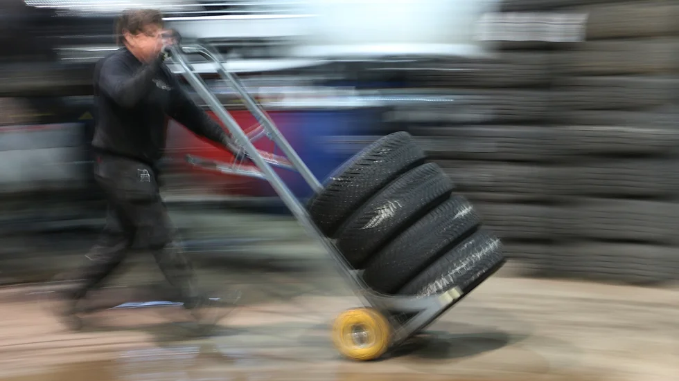 Sent ska syndarna vakna, säger ordspråket. Och det är en sanning inte minst för däckfirmorna som får det hektiskt när alla väntar till första snön för byte.