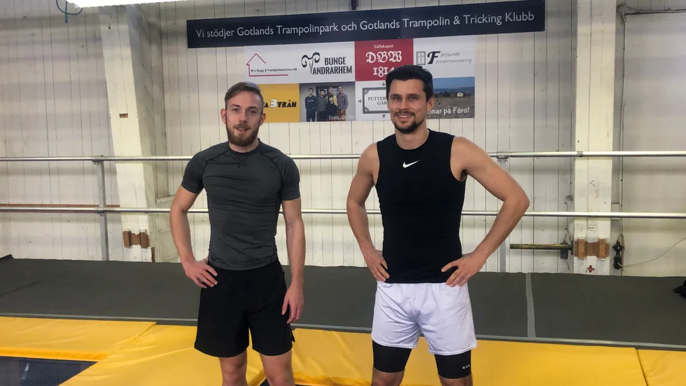 Trampolinlandslagets Niklas Lindkvist och Måns Åberg besökte trampolinparken i Fårösund.