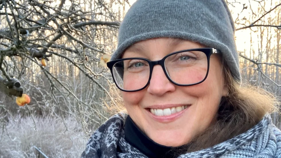 Jenny Harrysson frilansar i dag som skribent och fotograf, vid sidan av sin verksamhet inom yoga och gongbad. Efter årsskiftet tillträder hon som chefredaktör för Gilla Stallarholmen.