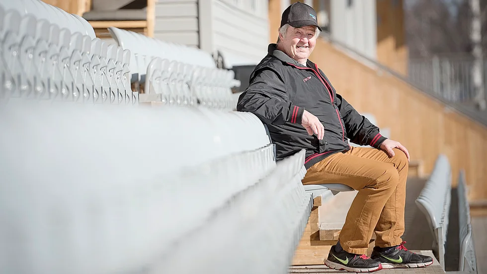 Njuter. Börje Lindberg, tidigare materialförvaltare i Skellefteå AIK och Sunnanå, är en flitig besökare på Norrvalla. Foto: Lars Eriksson.