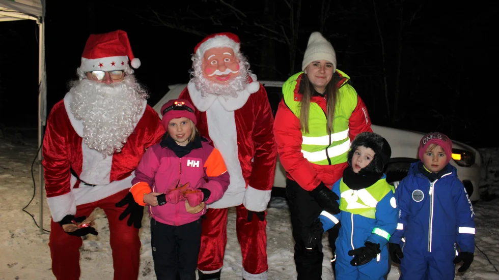 Syskonen Andrea och Felix Widéen samt Felicia och Levi Asplid var tredje gänget fram till tomtarna.
"Det var spännande och lite jobbigt att gå runt", säger Levi Asplid.