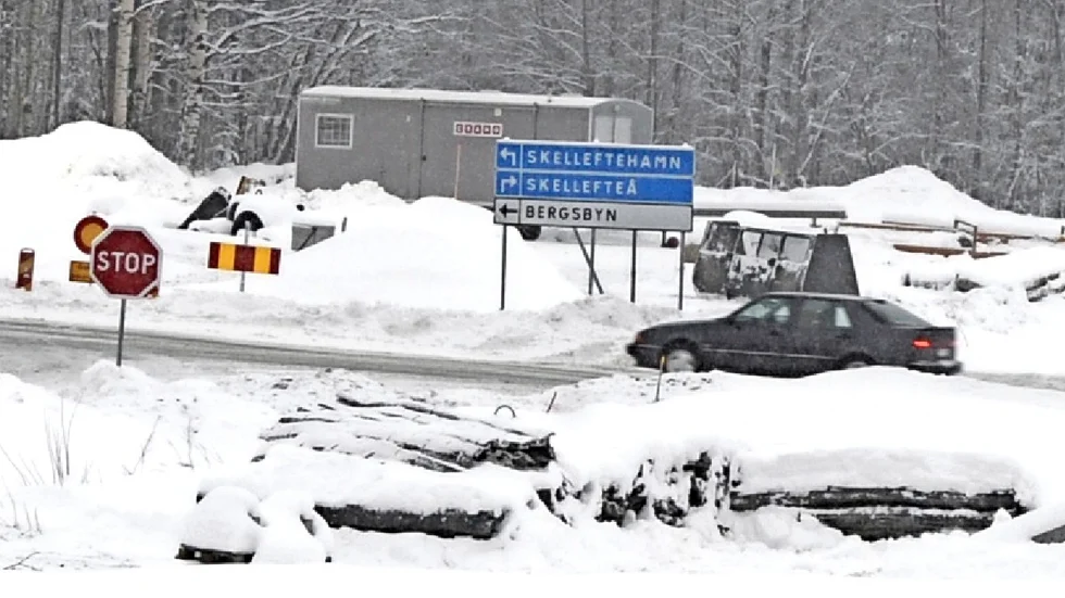 Gör klart. Glömdes busshållplatsen när rondellen byggdes, undrar skribenten.