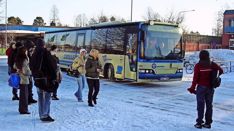 Osäker kostnad? Gratis bussresor mellan skolor ska nu utredas efter önskemål från elever.