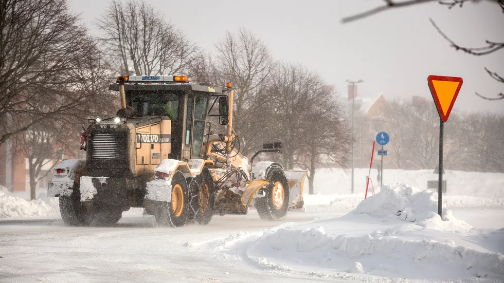Under måndagen påbörjades hyvling av Piteås vägar. Detta för att minska risken för stora mängder snömodd när vädret slår om till blida. (Arkivbild)