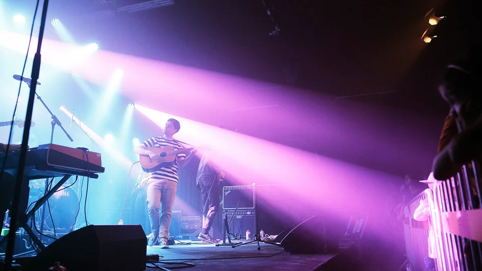 Lockade. Olov Antonsson fick Hallen att gunga i takt med hans mysiga pop. Foto: Thea Holmqvist.