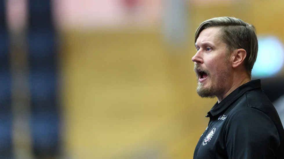 Mika Kohonen har numera dubbla tränaruppdrag. Han är assisterande både i Storvreta och i Finland.