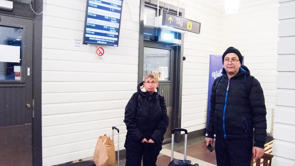 Natten tillbringade Karina och Hans Hermodsson på hotell i Luleå eftersom nattåget hem var inställt. Nu har de kommit till järnvägsstationen i Boden och ska göra ett nytt försök att åka nattåg till Uppsala.