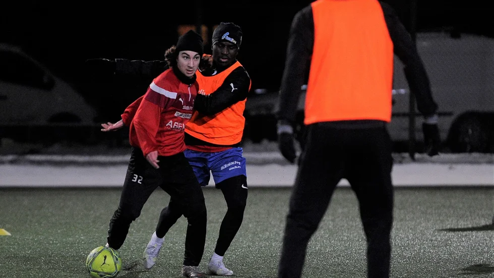 Daniel Yaakob med bollen utmanas av Alain Amani Biregey. De båda provspelarna, av totalt fyra när Bissarna startade träningen igen, tillhörde tidigare Mjölby och Eskilstuna City.