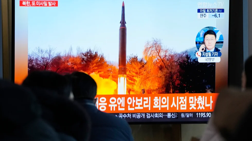Invånare i Sydkorea tittar på en nyhetssändning där Nordkoreas robottest visas. Arkivbild.