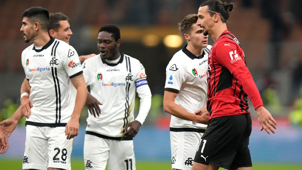 En bister min på Zlatan Ibrahimovic samtidigt som Spezia firar segermålet mot Milan.