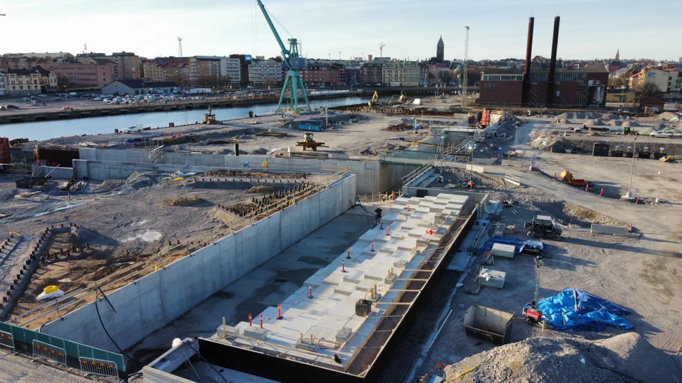 Närmast i bild ses 140 olika betongblock som bildar en så kallad pixeltrappa. Den är till för människor att sitta och umgås på eller sola och njuta av närheten till kanalen.