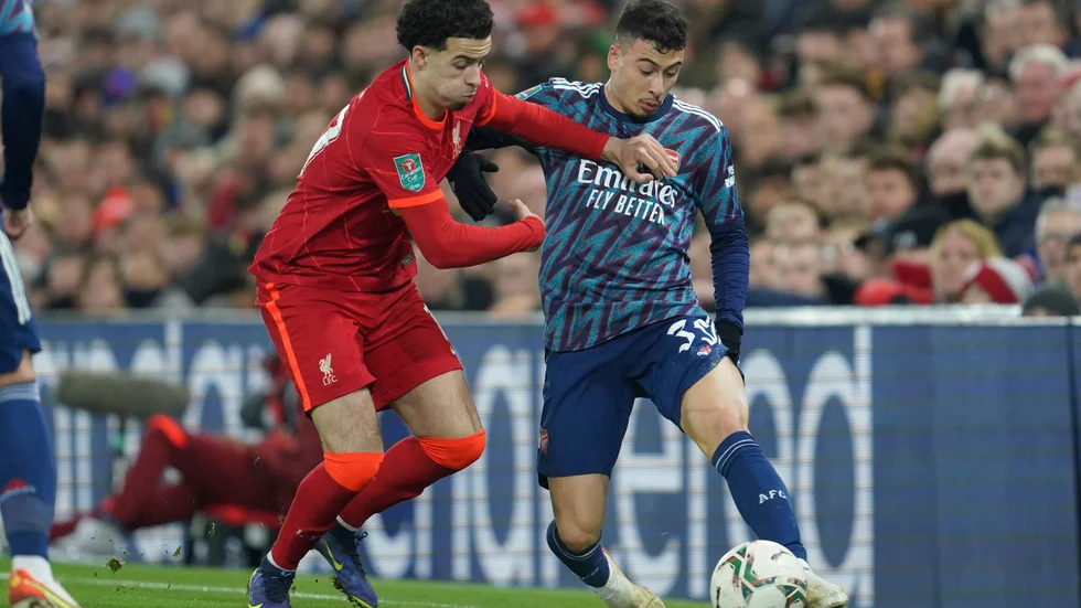 Arsenals Gabriel Martinelli, i blått, var med och kämpade till sig 0–0 i första ligacupsemin mot Liverpool.