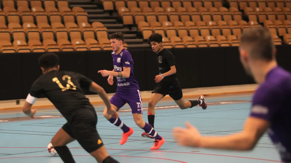 Ivan Rako driver fram bollen. I matchen mot Dribblas U-lag gjorde han tre mål och var MFK:s bästa målskytt tillsammans med Charbel Hanna.