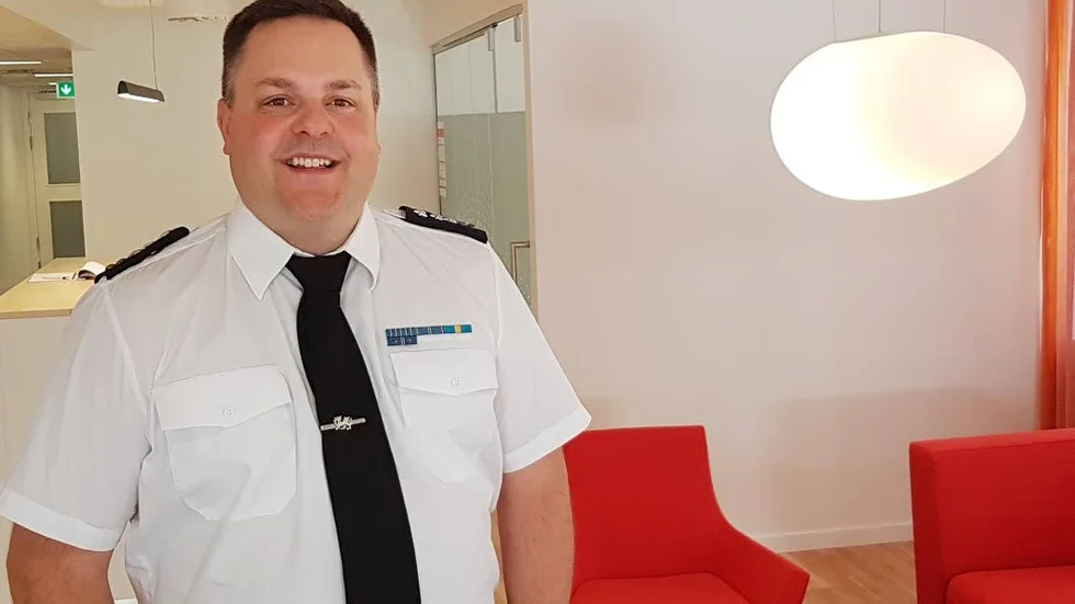 Alexander Klanfar gick till jobbet i uniform i onsdags.