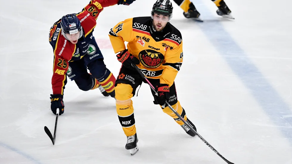 Jonathan Andersson (höger) och Luleå vann med 5–3 borta mot Örebro, efter bland annat ett mål av Andersson. Arkivbild.
