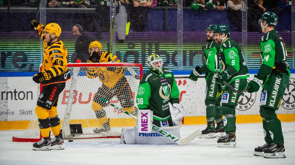 Joakim LIndström jublar. Han gjorde två riktigt snygga mål och var vägvisare för AIk i Karlstad.