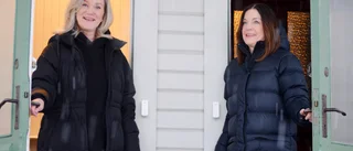 Läste reportage om rosa husen i Norran • Nu bor arbetskompisarna dörr i dörr • TV: Följ med på visning i en lägenhet 