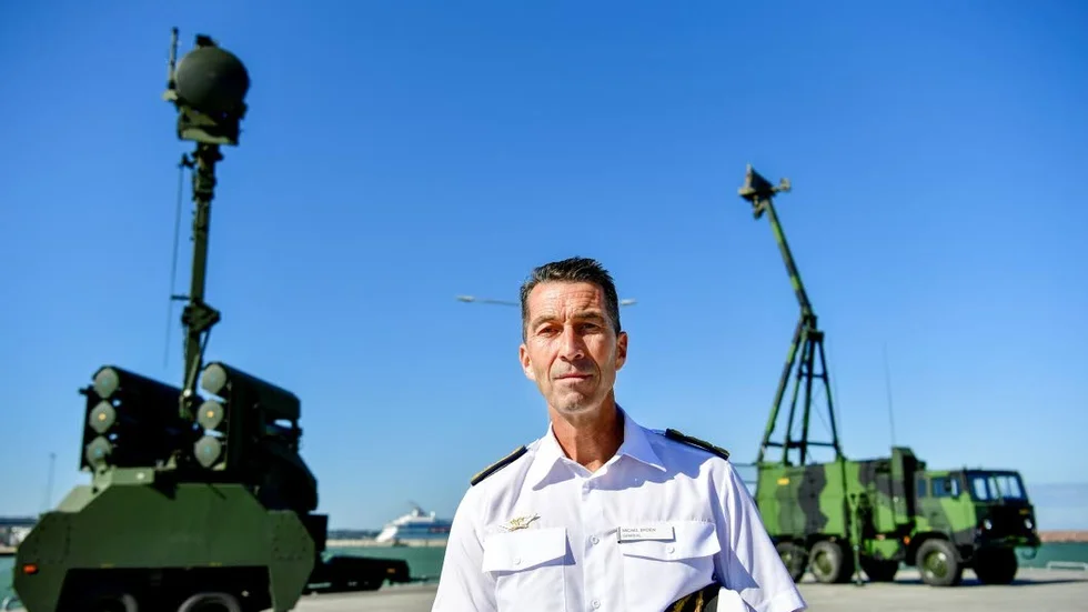 


ÖB Micael Bydén - här omgiven av luftvärn på Gotland - ska försvara svensk mark med sina nya miljarder. 



