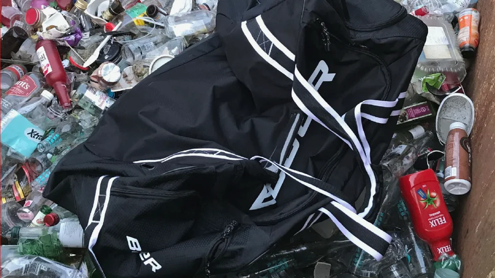 När 20-åringen fick syn på polisen kastade han ifrån sig en bag med kläder som kom från ett av inbrotten han misstänks för.