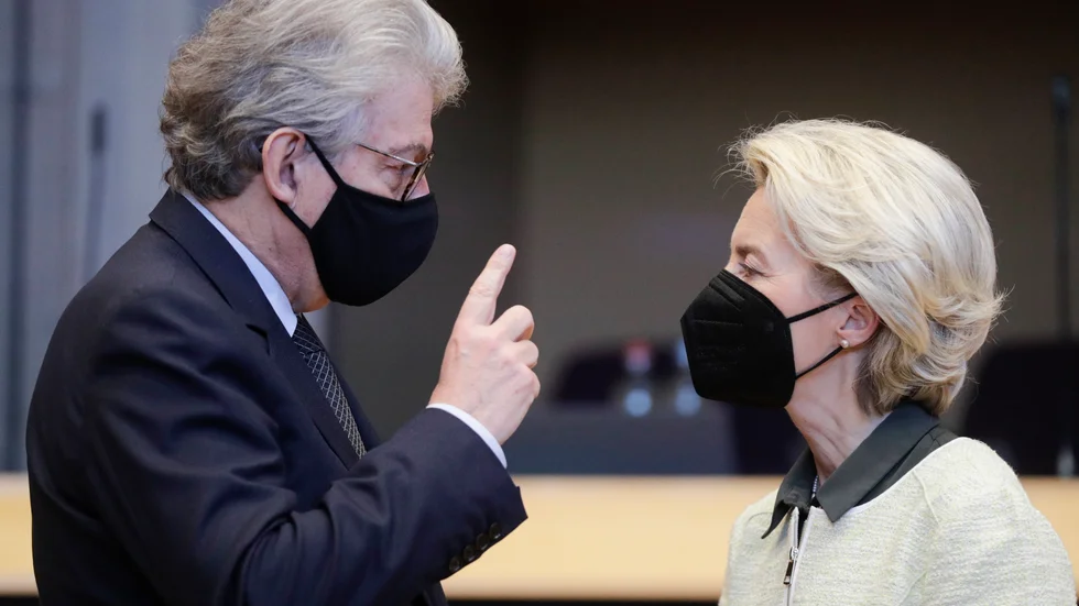 EU:s inremarknadskommissionär Thierry Breton och kommissionsordförande Ursula von der Leyen laddar för nya förslag om krav på bättre arbetsvillkor.