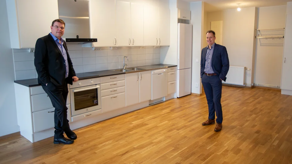 Det är med stor stolthet som Kjell Carlswärd och Anders Sandblom visar upp en av de nyrenoverade lägenheterna vid Verkstadstorget.