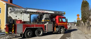 Brand under en altan i Kisa – räddningstjänst på plats