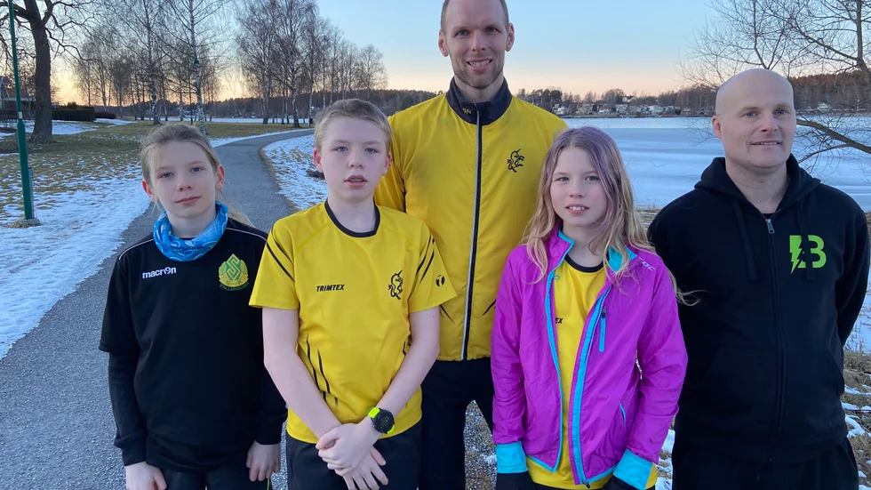 Spring run Stallarholmen passerar Sundby strand vid Mälaren. Här syns initiativtagaren Robert Nyberg (till höger) tillsammans med fyra gånger Hellmark: Leonard, Sten, Daniel och Villemo. Loppet springs enkom på fastlandssidan.