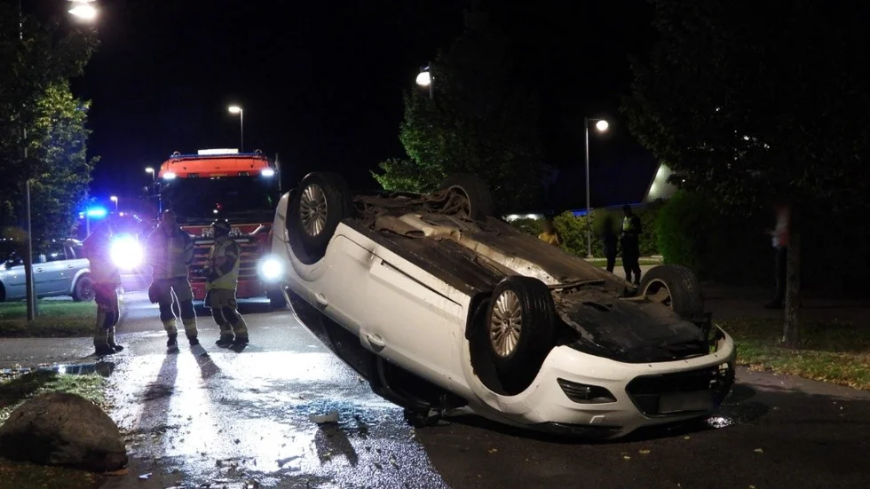 En personbil hamnade på taket efter att ha krockat med ett träd.