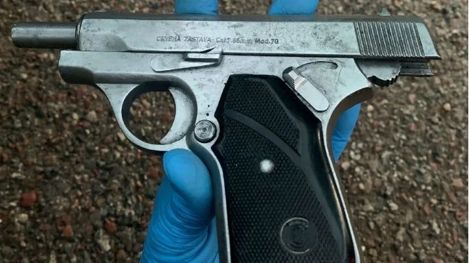 Mannen slängde ut ett vapen från sin bil när han fick polisen efter sig. Nu döms han för flera brott. 