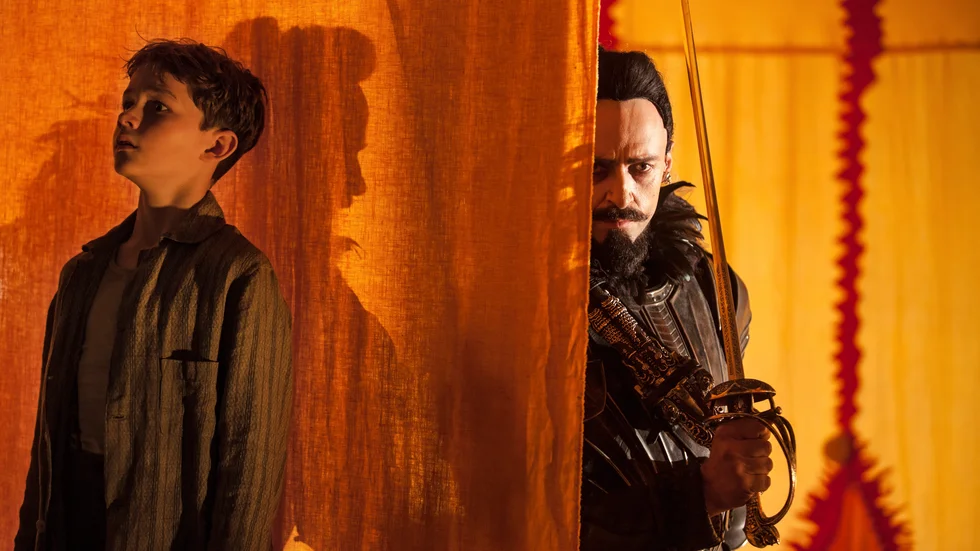 Elak pirat. Hugh Jackman och Levi Miller som Svartskägg och Peter Pan. Foto: Laurie Sparham.