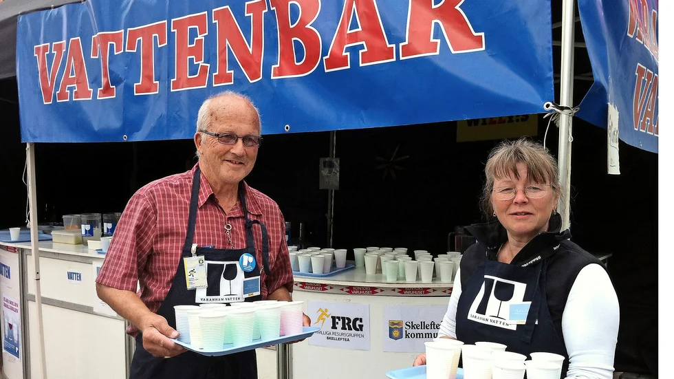 Rune Erngrund och Lena Lundman Westberg, frivilligarbetare som delar vatten till festivalbesökare. Foto: Privat.