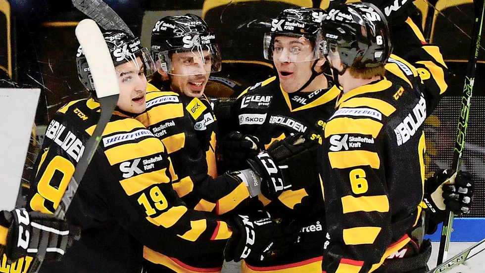 Grattis Pär. Pär Lindholm gratuleras efter sitt 1–0 mot HV 71. Foto: Robert Granström/ TT.