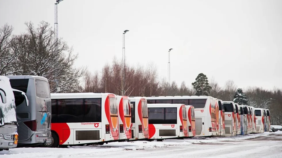 Oro. Östgötatrafikens beslut att korta en busslinje och att Telia stänger telenätet oroar och upprör de boende i Regnatrakten.