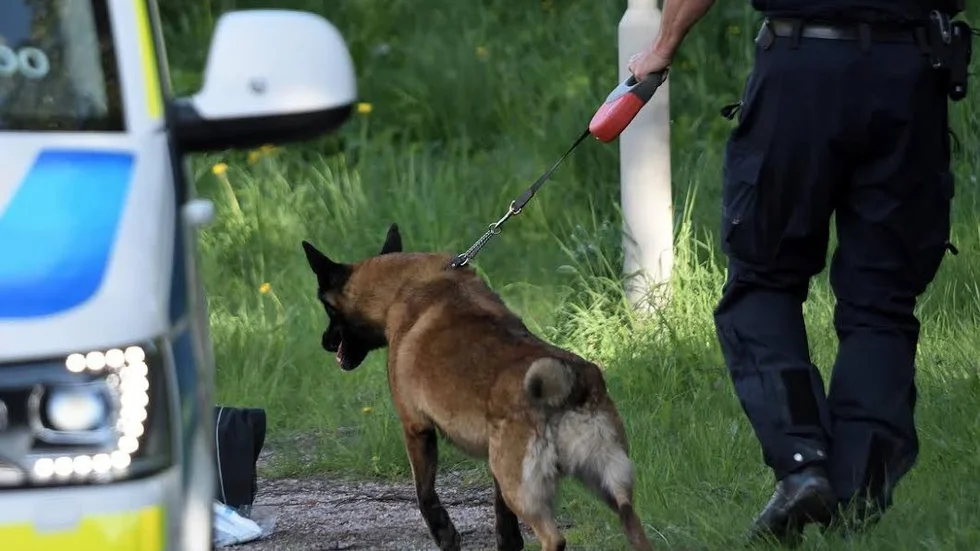Polisens tekniker på platsen där en 
död kvinna hittades i stadsdelen Hjärsta i Örebro på lördags eftermiddagen.
Platsen ligger nära den försvunna Örebrokvinnans hem, men polisen bekräftar inte att det är hon.