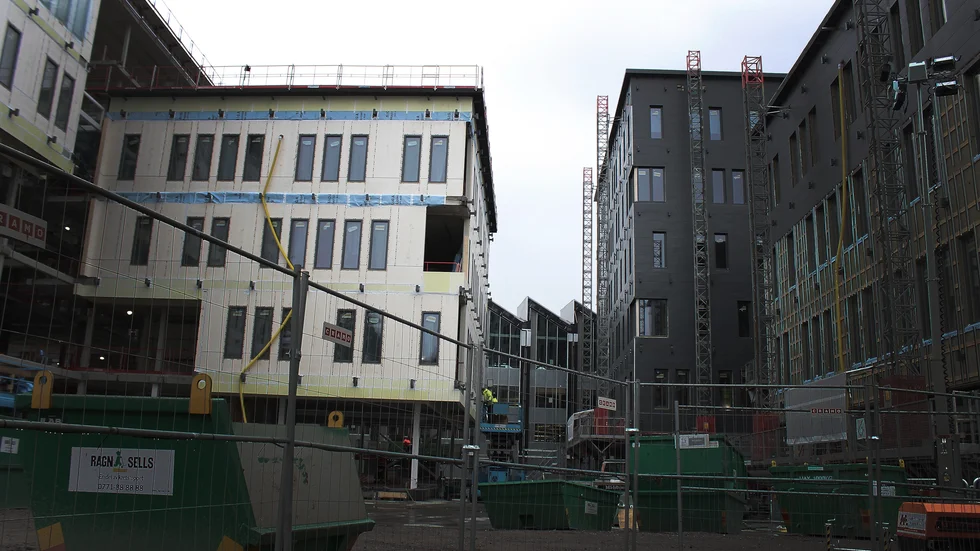 Förra året skedde 35 dödsolyckor på arbetsplatser runt om i Sverige. Tre av dessa inträffade i Östergötland. Alla var män. Förra veckans olycka, där en man klämdes ihjäl, skedde i kvarteret Dynamiken, som är en del av den nya stadsdelen Ebbepark.