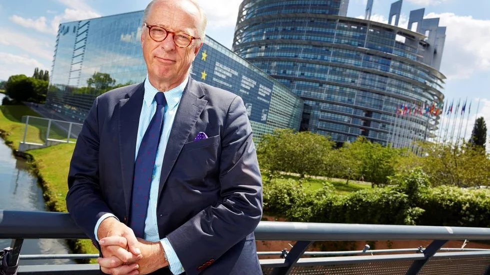 Gunnar Hökmark är ledamot för Moderaterna i Europaparlamentet. Och enligt Anna Hedh (S) så ägnar han sig mest åt att rulla tummarna därnere i Strasbourg.